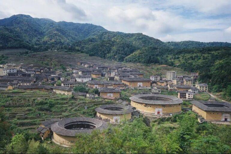 泼墨山水间，福建风情散文集