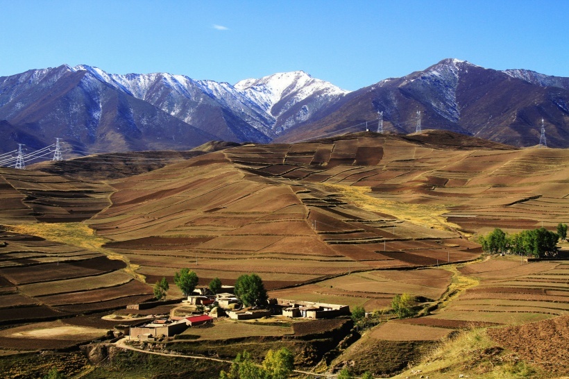 黄土高原夜月下，甘肃大地吟唱情